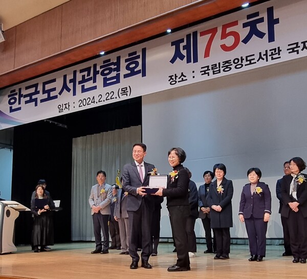 문현주 천안시 중앙도서관장이 지난 22일 도서관 분야 최고 권위의 상인 제56회 한국도서관상 수상하고 있다.