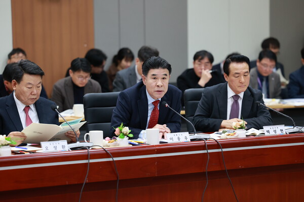 이응우 계룡시장(가운데)이 지난 21일 열린 제5회 충청남도 지방정부회의에서 ‘계룡역 환승센터 조성사업 도비 지원’을 건의했다.