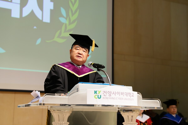 2023학년도 전기 학위수여식에서 이동진 총장이 졸업식사를 하고 있다. 건양사이버대학교 제공