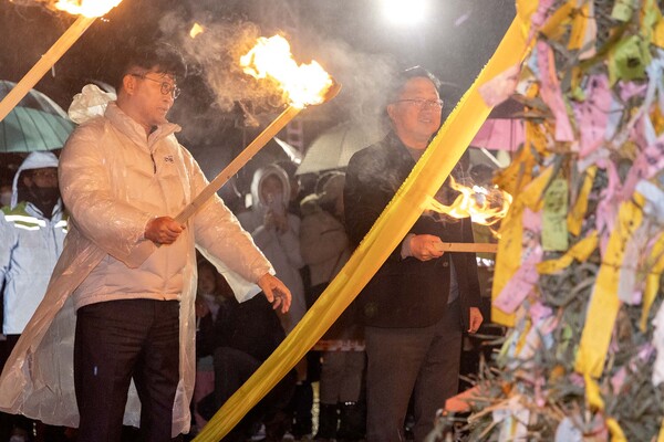 최충규 대덕구청장과 이장우 대전시장이 24일 주민들의 소원이 이루어지기를 기원하며 달집에 불을 붙이고 있다.