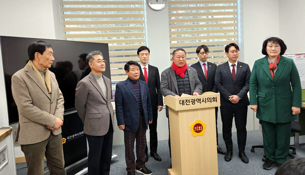 대전 서구지역 전현직 대전시구의원들이 양홍규 예비후보 지지를 선언하고 있다. 지상현 기자