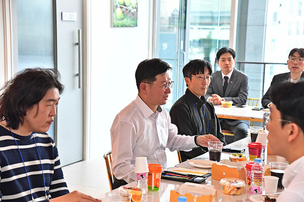 성창훈 사장이 타운 홀 미팅 참석자들과 의견을 교환하고 있다.