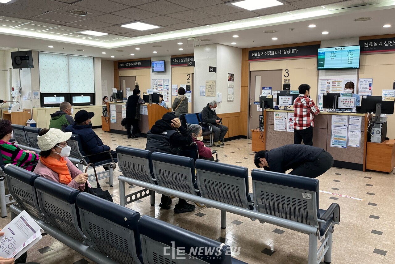 정부가 29일을 집단행동 중인 전공의 복귀 시한으로 정한 가운데 이날 오전 대전 충남대병원에서 환자들이 접수를 기다리고 있다. 유솔아 기자.