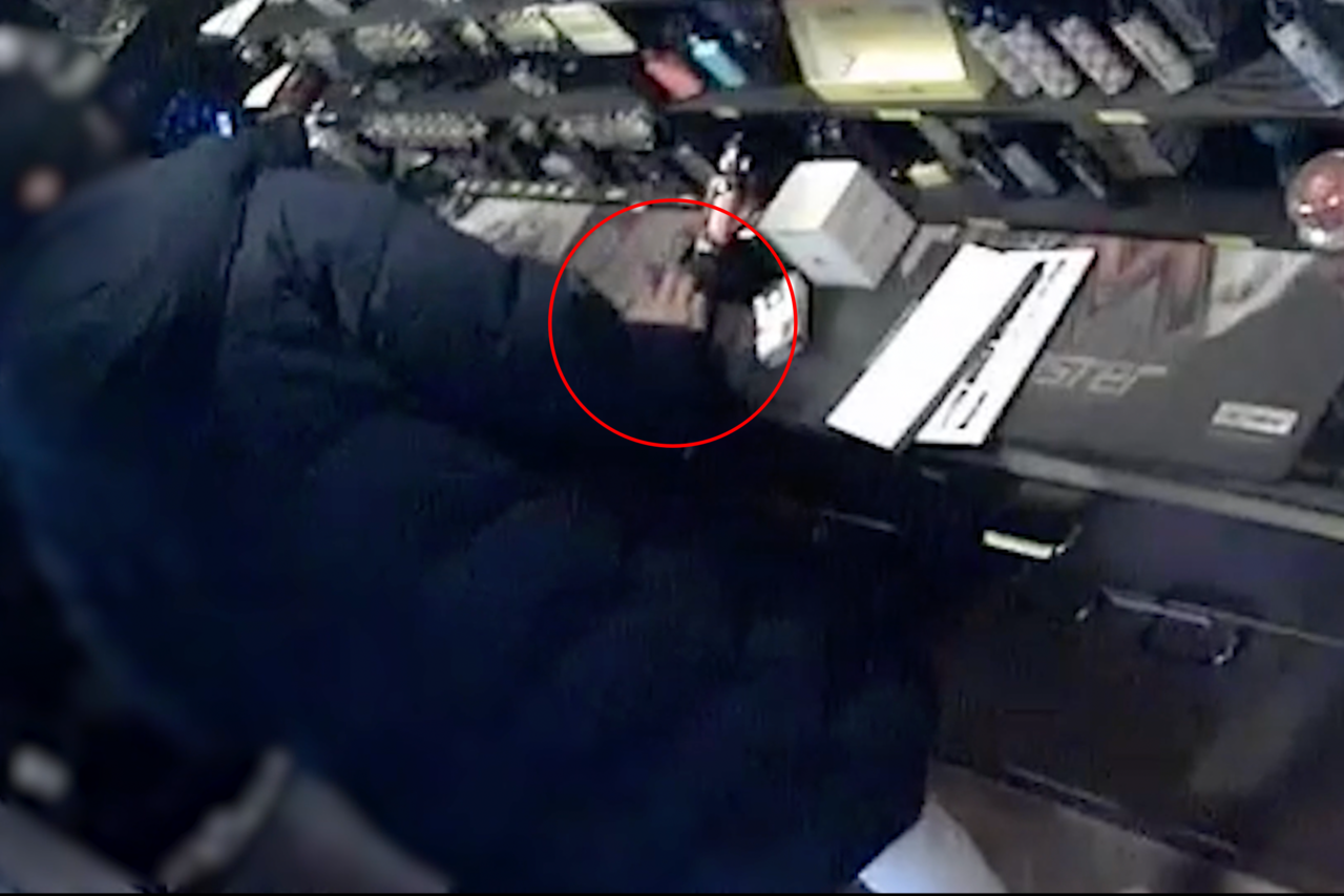 A씨가 지난 12일 유성구 봉명동 전자담배 매장에서 전자담배 기기를 훔치는 모습. 대전경찰청 제공. 