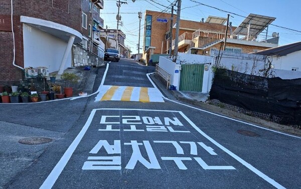 대전시 최초 제설 취약 구간 원격제어 도로 열선 설치구간 노면표시 모습.