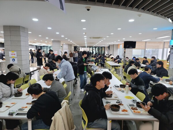 충남 천안의 한국기술교육대학교가 4일 학생식당에서 ‘천원의 아침식사’를 운영하고 있는 모습.