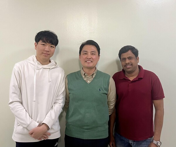 한국기술교육대학교 에너지신소재화학공학부 화학생명공학전공인 윤재욱 박사과정(왼쪽), 배진우 교수(가운데, 가줄라 프라사드 연구교수(오른쪽) 