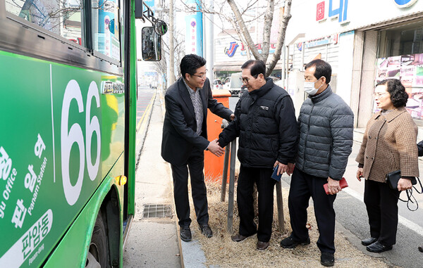 정명국 대전시의원이 12년만에 동구 북부주민들의 숙업을 해결했다. 시내버스 노선을 개편한 것. 사진은 정 의원(왼쪽)이 주민들과 시내버스를 탑승하고 있는 모습. 대전시의회 제공