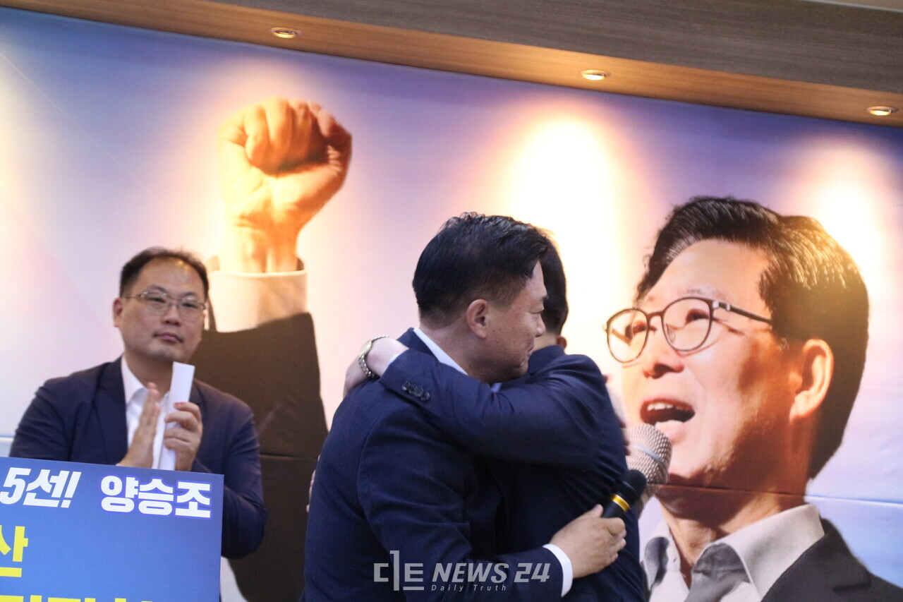 김 전 예비후보와 양 후보는 지지호소 후 뜨거운 포옹을 나누며 총선 승리를 다짐했다. 김다소미 기자. 