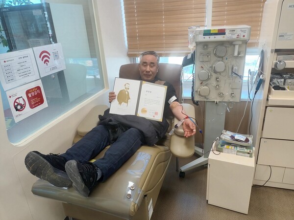 대전시 상수도사업본부 송익수 수질관리과장이 헌혈 50회를 돌파해 지난 2일 대한적십자사로부터 헌혈유공장‘금장’을 받았다.