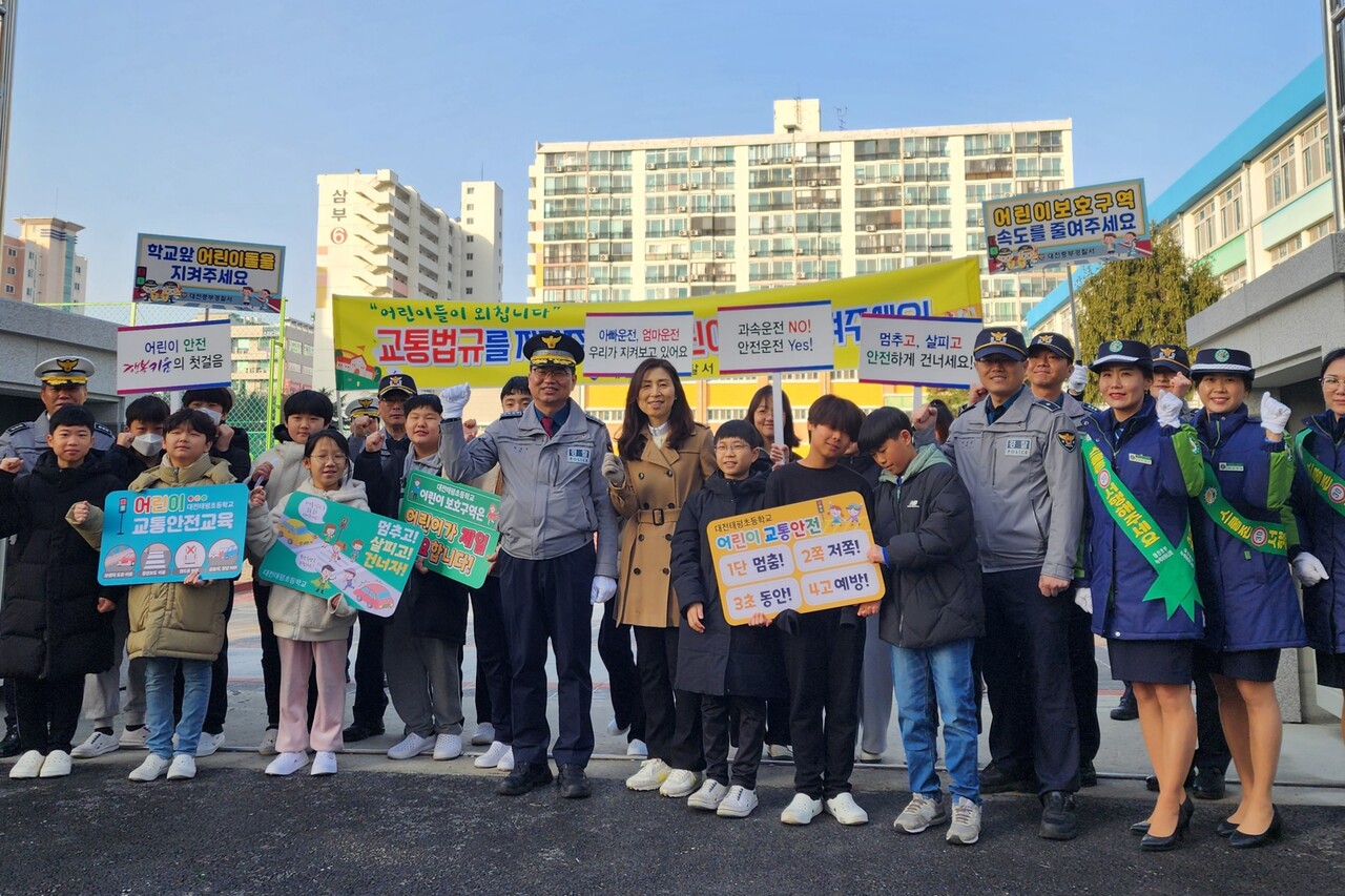 대전중부경찰서는 6일 태평초에서 교통안전 캠페인을 실시했다. 대전경찰청 제공. 