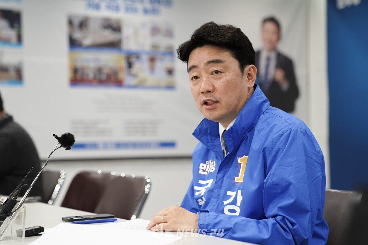 강훈식 국회의원이 7일 아산시 배방읍 선거사무소에서 기자간담회를 열고 있다. 황재돈 기자. 