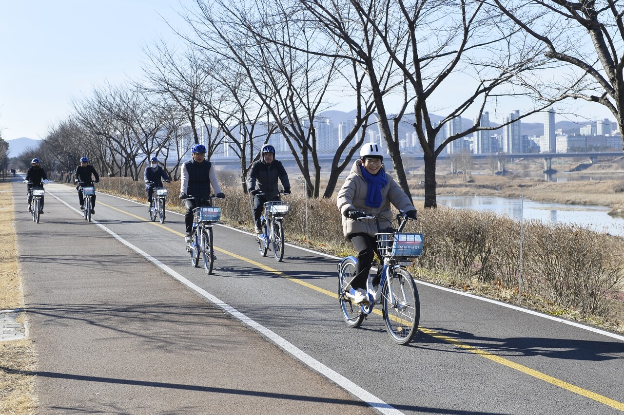 이순열 세종시의장이 지난 1월 세종에서 자전거를 타고 있는 모습. 세종시의회 제공.