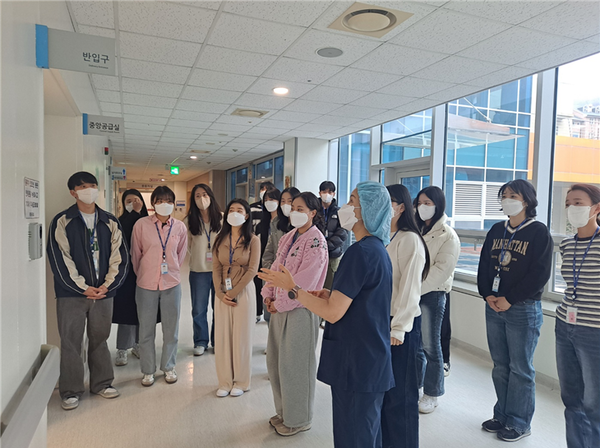  천안의료원이 신규간호사 오리엔테이션을 진행하고 원내 시설을 라운딩하고 있다.