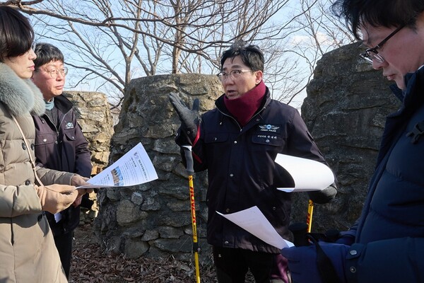 박경귀 아산시장이 연암산 봉수대를 점검하고 있다.