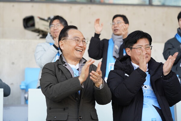 천안시티FC 구단주인 박상돈 천안시장이 10일 정도희 천안시의회의장과 천안종합운동장에서 열린 홈개막전에 참석해 선수들을 응원하고 있다.
