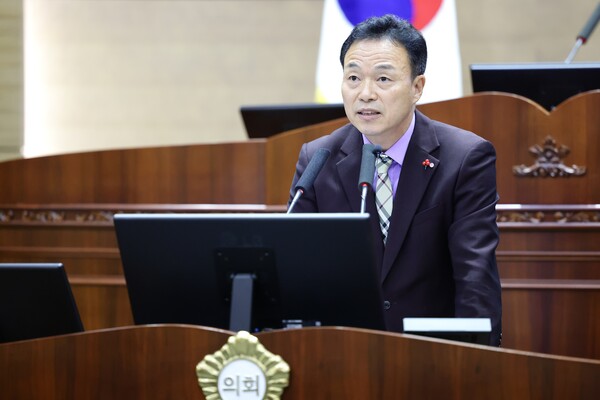 천안시의회 류제국 의원이 11일 제267회 임시회 제1차 본회의에서 ‘농업 예산 가이드라인제 도입’이라는 주제로 5분 발언을 하고 있다.