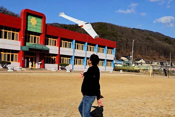 천안시 직원이 지적재조사 사업지구의 촬영을 위해 무인비행기를 이륙시키고 있다. 