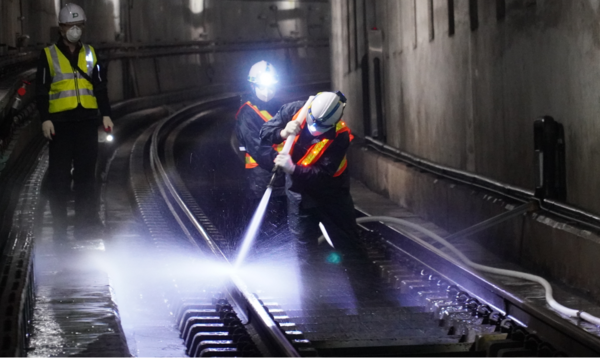 도시철도 운행이 종료된 13일 새벽, 공사 직원들이 미세먼지 제거를 위해 지하터널 물청소를 실시하고 있다.