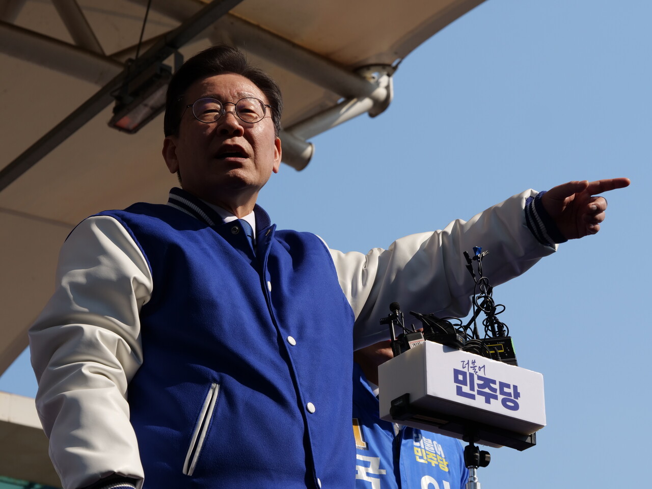 이재명 더불어민주당 대표가 14일 세종시 조치원 전통시장을 찾아 지지자들을 향해 결속을 당부하고 있다. 한지혜 기자.
