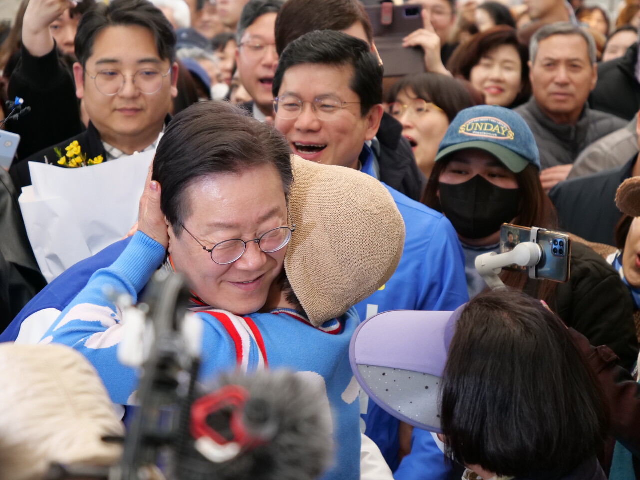 세종전통시장을 찾은 이재명 민주당 대표의 목에 한 지지자가 스카프를 둘러준 뒤 포옹하고 있다. 한지혜 기자.