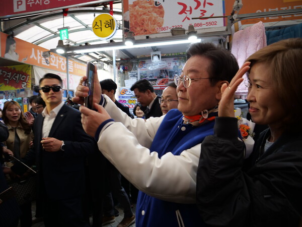 이재명 민주당 대표가 지지자의 요청에 함께 사진을 찍고 있다. 한지혜 기자.
