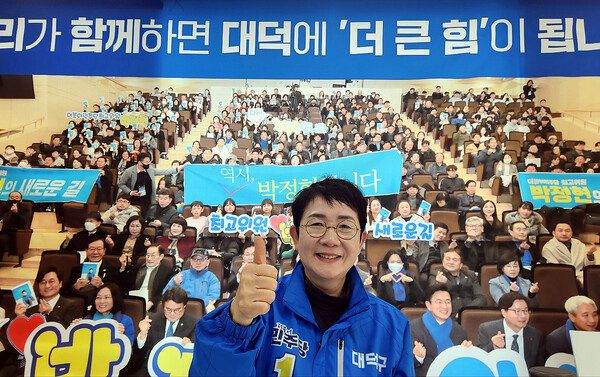 더불어민주당 박정현 최고위원이 인터뷰를 통해 총선에 임하는 각오를 설명하고 있다. 지상현 기자