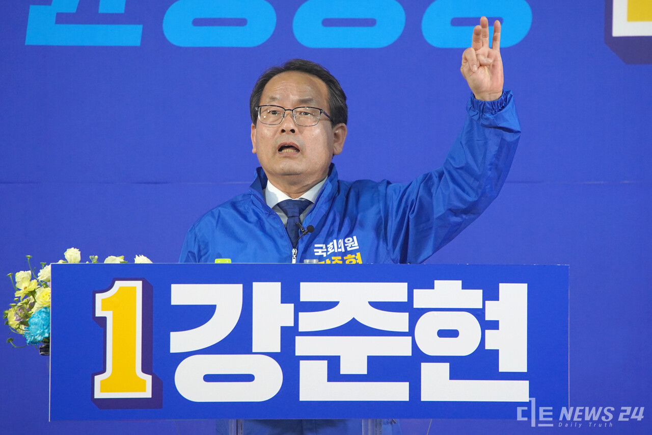 강준현 민주당 예비후보가 17일 세종시 조치원에서 선거사무소 개소식을 열고 지지를 호소하고 있다. 사진 정은진 기자