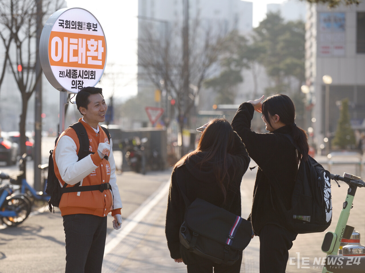 젊은 정치인답게 본인의 이력이 담긴 LED 전광판을 어깨에 메고 선거 운동을 하고 있는 이태환 개혁신당 예비후보. 사진 선거캠프 제공