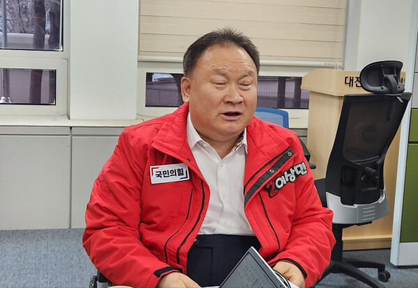 이상민 국회의원이 19일 대전시의회에서 과학기술 관련 10대 공약을 발표하고 있다. 지상현 기자