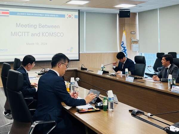 한국조폐공사와 코스타리카 관계자들이 디지털 신분증 협력방안에 대해 논의하고 있다.