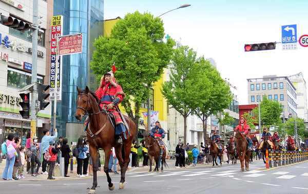 충남 아산시는 이순신 장군 탄신일에 맞춰 오는 4월 24일부터 28일까지 성웅 이순신 축제를 개최한다.  사진은 지난해 열린 제62회 축제 출정식 모습.