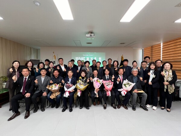 대전시새마을회는 21일 오전 서구 둔산동 시새마을회관 회의실에서 2024 정기총회를 개최, 참석한 대의원들이 신임 박영복 회장과 기념촬영을 하고 있다.