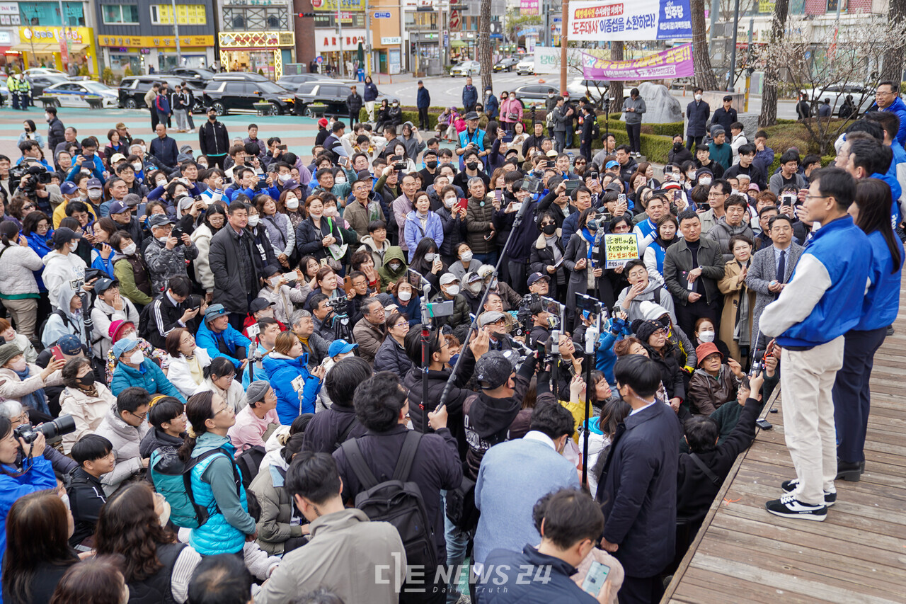 이재명 민주당 대표가 22일 아산시 온양온천역 광장에서 현장 기자회견을 갖고 있는 모습. ⓒ황재돈 기자. 