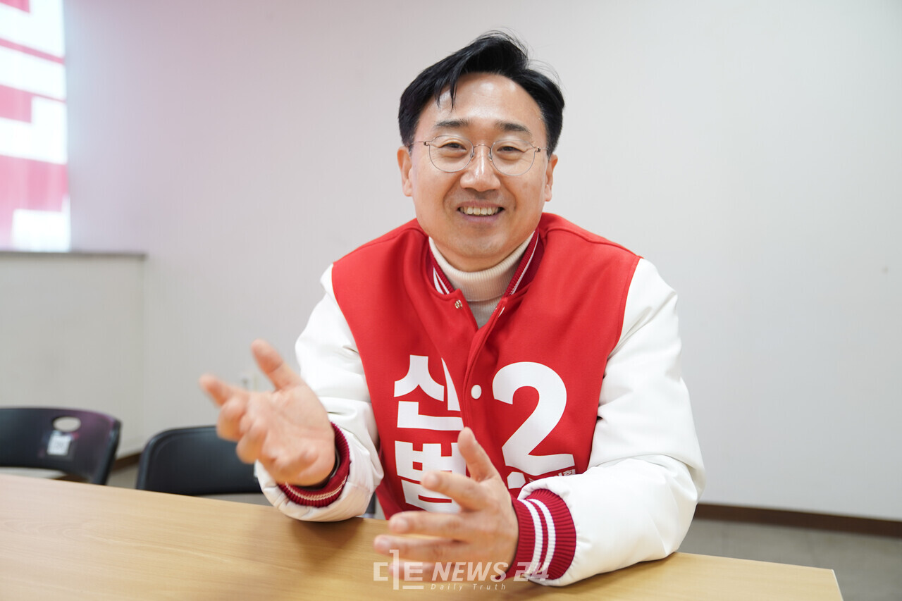 신범철 국민의힘 천안갑 국회읭원 후보가 25일 천안시 서북구 성정동 선거사무소에서 디트뉴스와 인터뷰를 갖고 있다. ⓒ황재돈 기자. 
