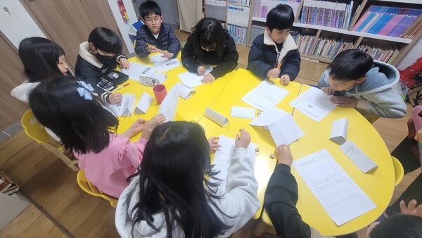 천안교육지원청성환도서관, 독서 프로그램 운영 모습.