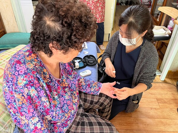 대전 대덕구의 방문·재택의료사업 간호사가 홀몸 어르신 가구를 방문해 어르신 건강검진을 하고 있다.