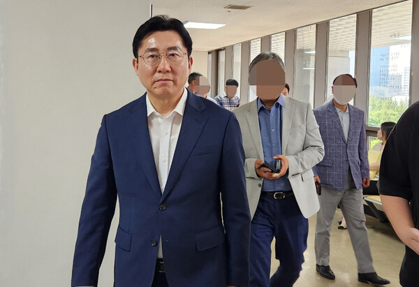 공직선거법 위반 혐의로 기소된 박경귀 충남 아산시장에 대한 파기환송심이 26일 열린 가운데 박 시장이 법정 안으로 들어서고 있다. 지상현 기자