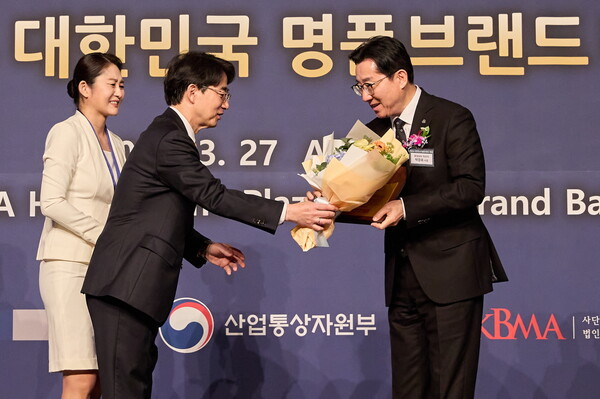 박경귀 아산시장이 27일 서울 더플라자호텔에서 열린 제20회 2024 대한민국 명품브랜드 대상에서 도시브랜드 부문 대상을 수상하고 있다.