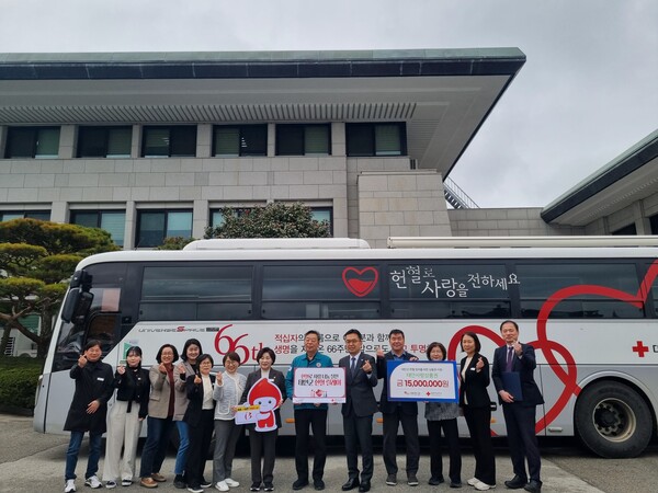 차정수 대전세종충남혈액원장(오른쪽 다섯 번째)와 가세로 태안군수(오른쪽 여섯 번째)가 헌혈 사업 업무협약을 맺고, 헌혈차량 앞에서 직원들과 함께 헌혈동참 캠페인을 펼치고 있다.