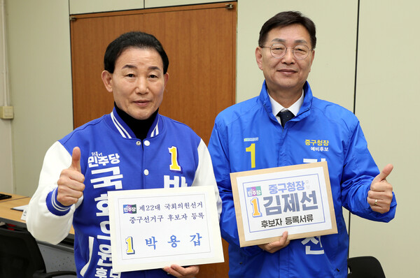 김제선 후보(오른쪽)는 박용갑 후보(왼쪽)와 함께 선관위에 후보로 등록한 뒤 선거운동을 연대하고 있다. 지상현 기자