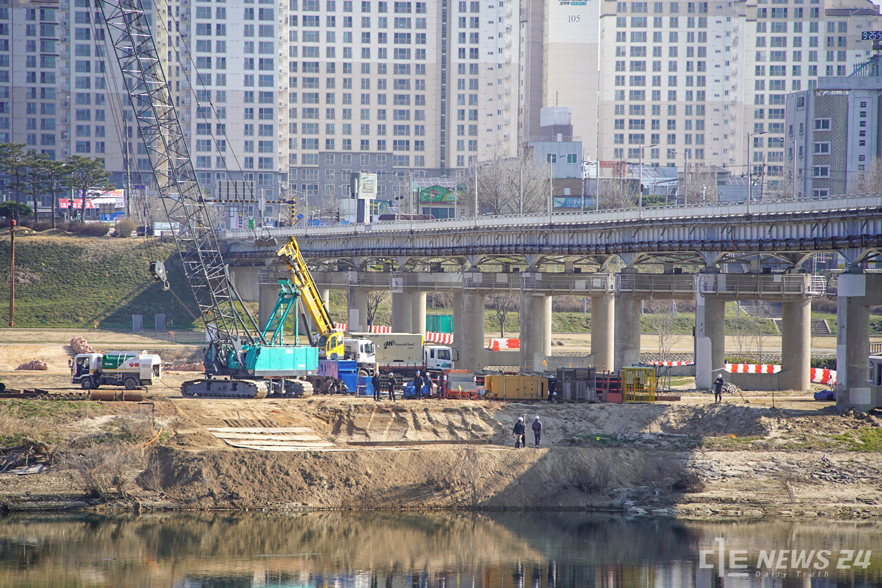 행정중심복합건설청과 공주시가 공동 추진 중인 제2금강교의 공사 모습.  본격적인 공사 준비에 열을 올리고 있었다. 사진 정은진 기자. 자료사진. 