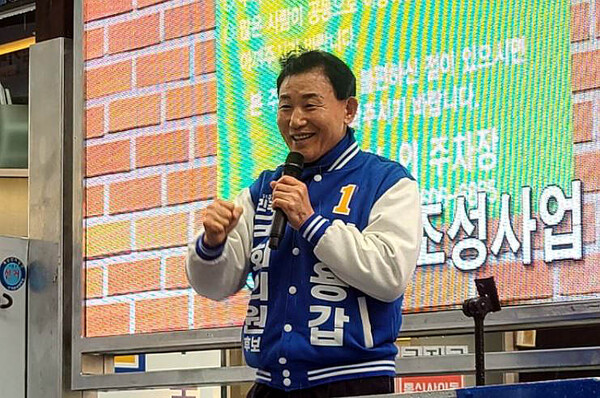 더불어민주당 박용갑 대전 중구 후보가 디트뉴스24와의 인터뷰를 통해 총선에 임하는 각오를 밝혔다. 사진은 박 후보가 거리에서 유세하는 모습. 박 후보 캠프 제공