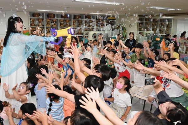 충남도는 프랑스식의 '동거혼제' 도입을 추진할 계획이다. 혼외 출산에 대한 부정적 인식을 극복하고 동거가족에게도 혼인 부부와 동일한 복지혜택을 부여할 방침이다. 자료사진. 기사와 무관. 