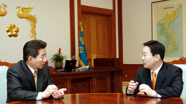 박 후보(오른쪽)는 故 노무현 전 대통령(왼쪽)을 돕기 위해 법복을 벗고 정치에 입문했다. 박 후보 캠프 제공