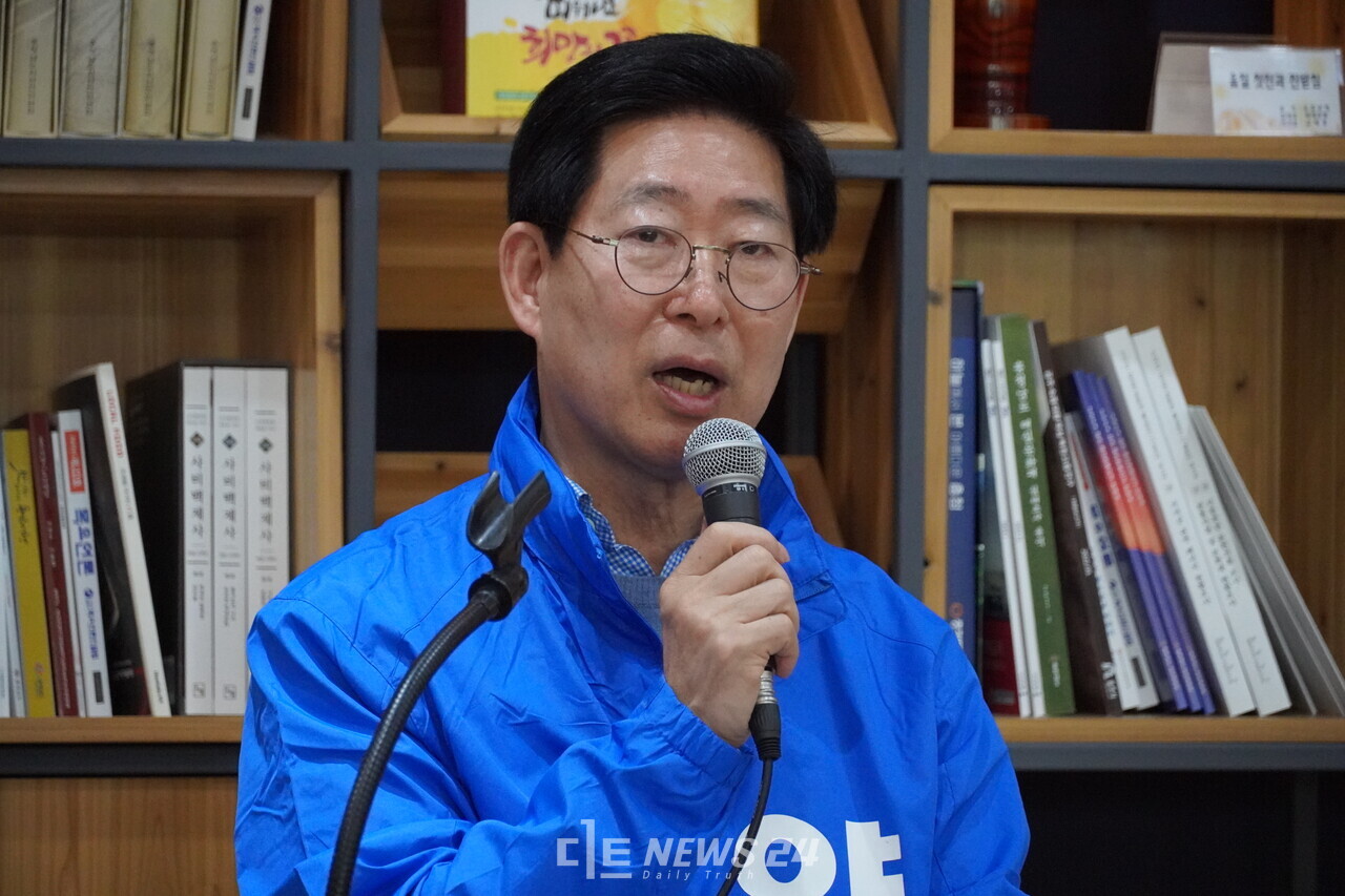 양승조 더불어민주당 홍성·예산 국회의원 후보가 4일 충남도청 기자실에서 간담회를 갖고 이번 총선에서 자신이 당선되고 민주당이 제1당이 된다면 '충남 최초 국회의장'에 도전할 뜻을 밝혔다. 국민의힘이 참패한다는 전제에는 당 내부에서 윤석열 대통령을 향한 탈당요구와 함께 거국내각제가 불가피 하다고 전망했다. 김다소미 기자.  