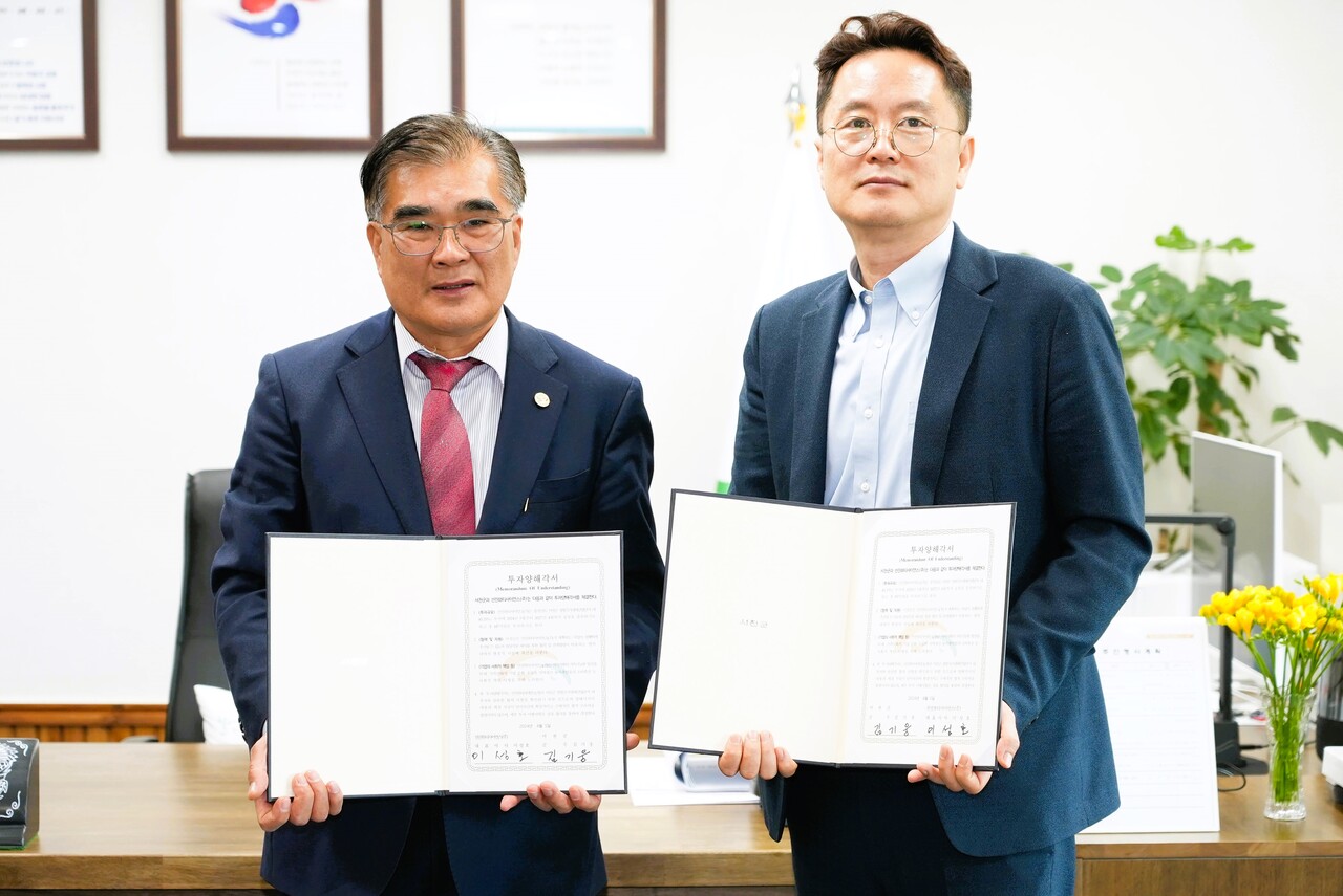 서천군이 5일 선진뷰티사이언스(주)와 187억에 공장 증설 투자협약을 체결했다. 좌측 김기웅 군수.  서천군 제공.