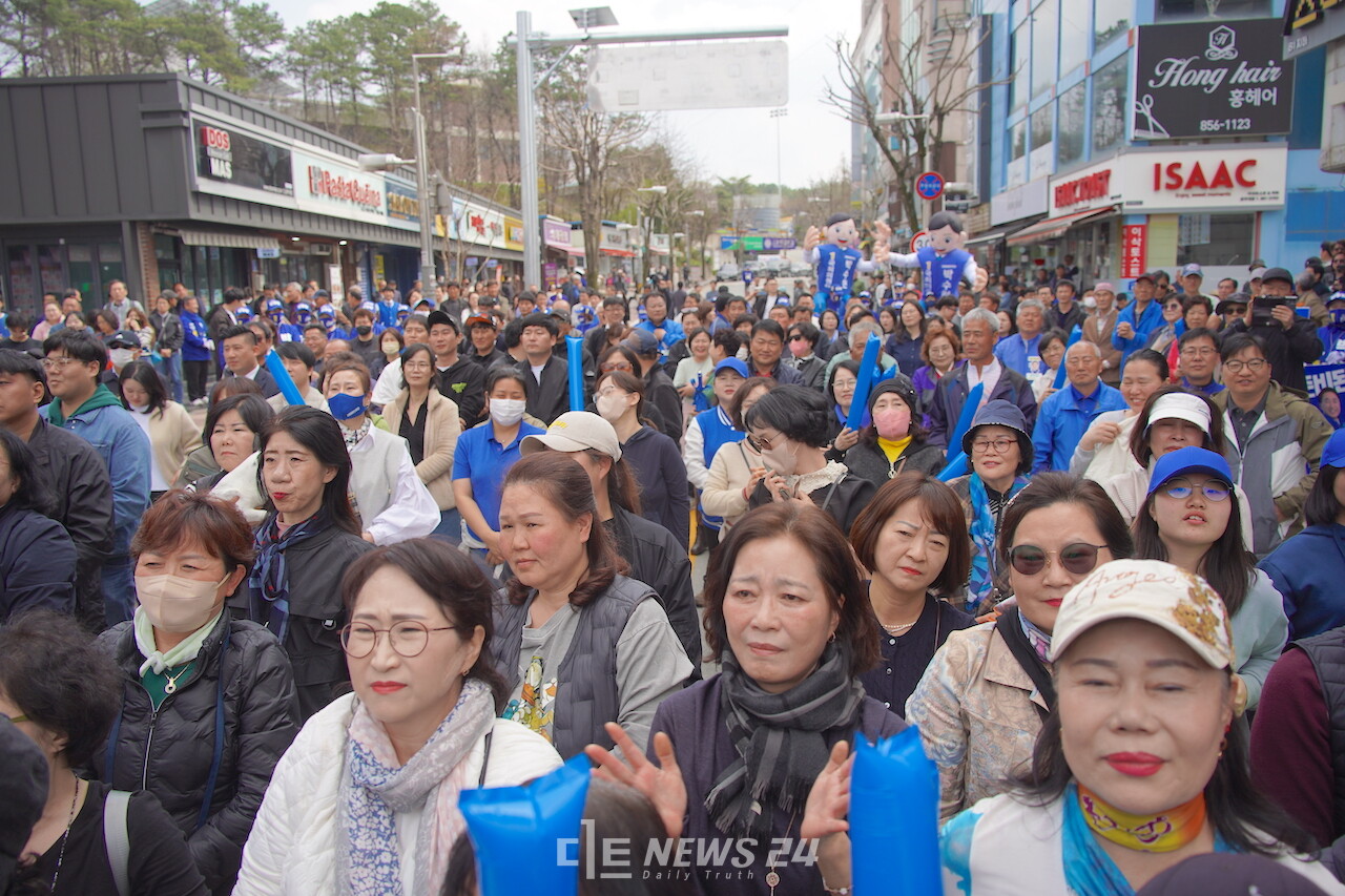 이날 이 대표의 방문에 지지자 800여 명이 모여 거리를 메웠다. 지지자들은 이 대표와 박 후보의 연설에 연호로 화답했다. 정은진 기자.  