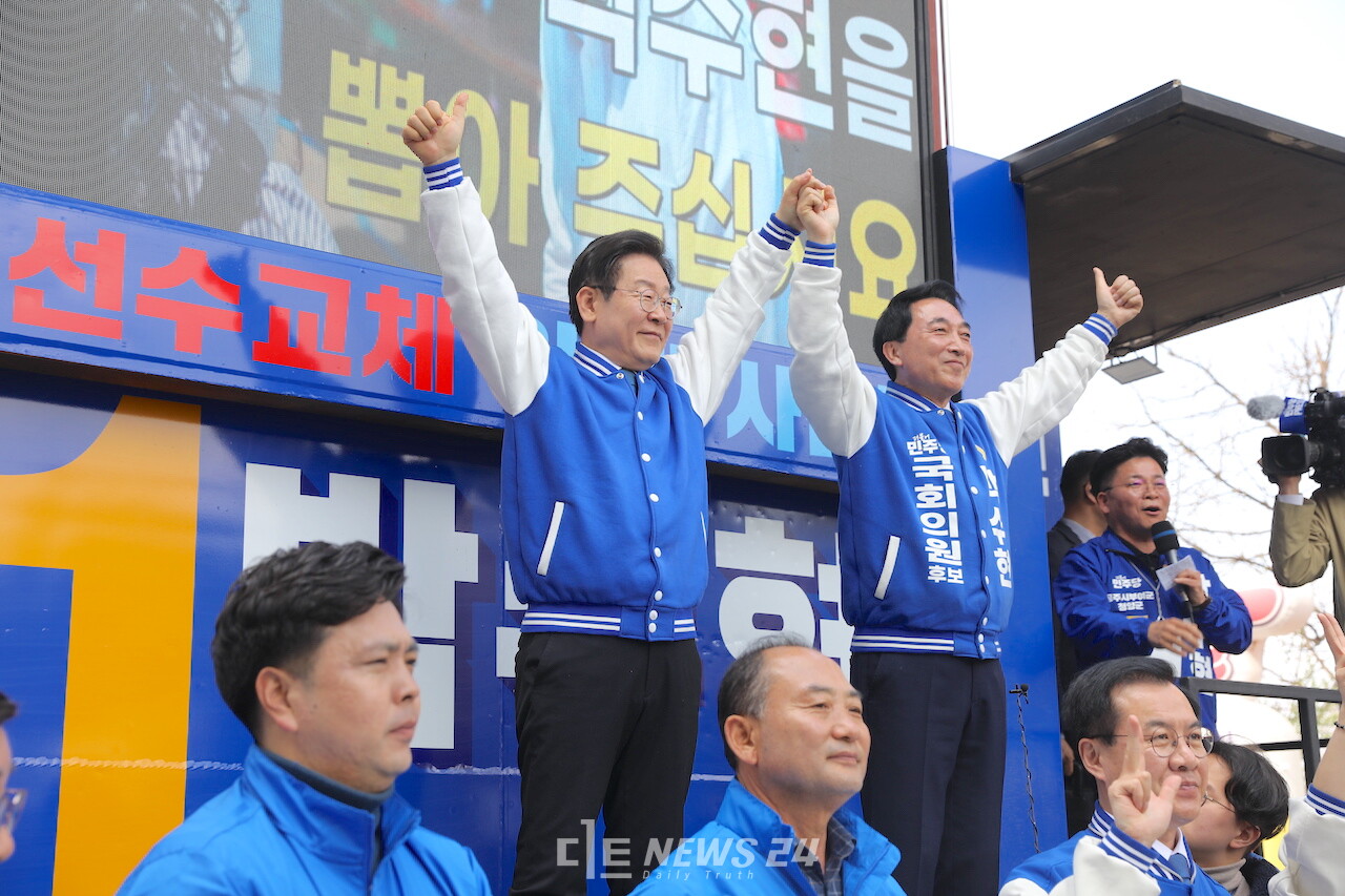이 대표는 박 후보를 향해 "준비된 사람이다. 준비된 사람에게 기회한번 줘야 하지 않느냐. 박 후보를 당선시켜 공주시민이 승리하길 바란다"고 강조했다. 정은진 기자. 