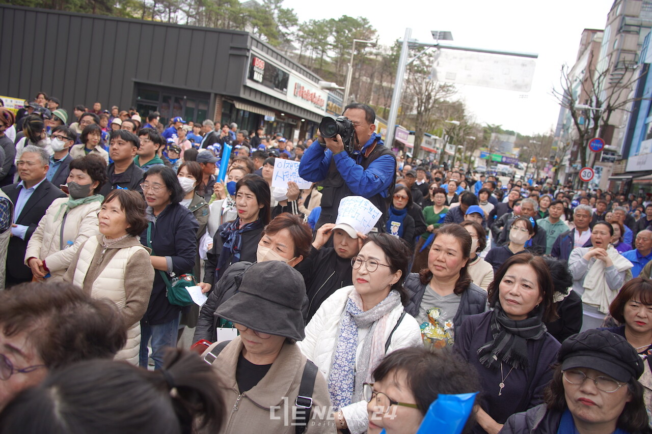 박 후보는 “친문, 친명, 비문, 비명이라는 갈라치기에 속지 말자. 오로지 민주당에는 윤석열 정권을 끝장내려는 단결하는 마음 뿐”이라고 호소했다. 정은진 기자. 
